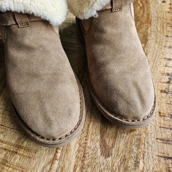 UGG Elisa Boots Women’s Brown Ankle Booties Sheepskin Suede Shearling Size 9.5M - Picture 3 of 13